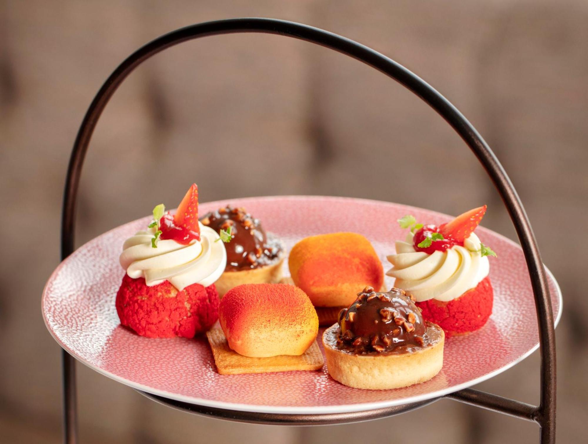 Schloss Roxburghe, Part Of Destination By Hyatt Exteriér fotografie A selection of petits fours