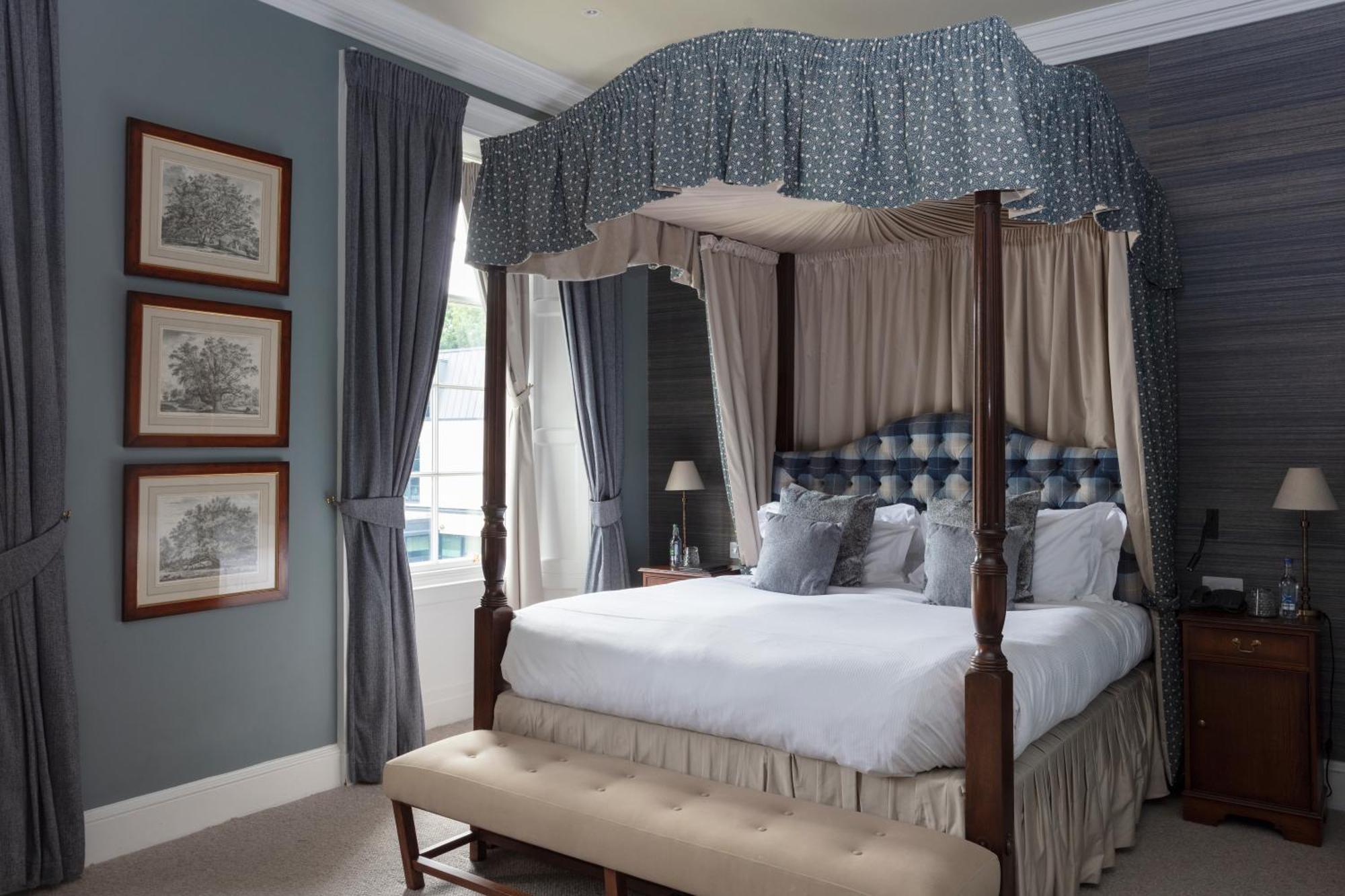 Schloss Roxburghe, Part Of Destination By Hyatt Exteriér fotografie A bedroom at the hotel
