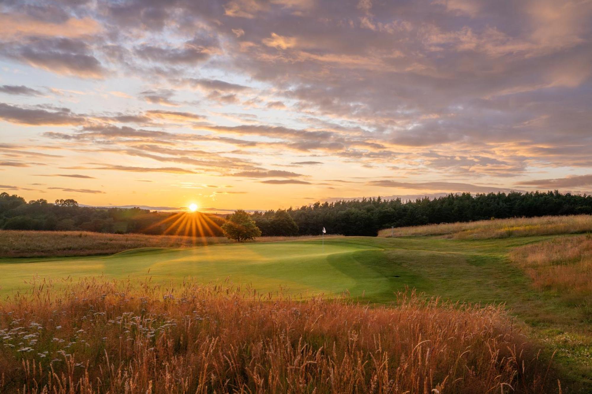 Schloss Roxburghe, Part Of Destination By Hyatt Exteriér fotografie Sunset over the fields of the town