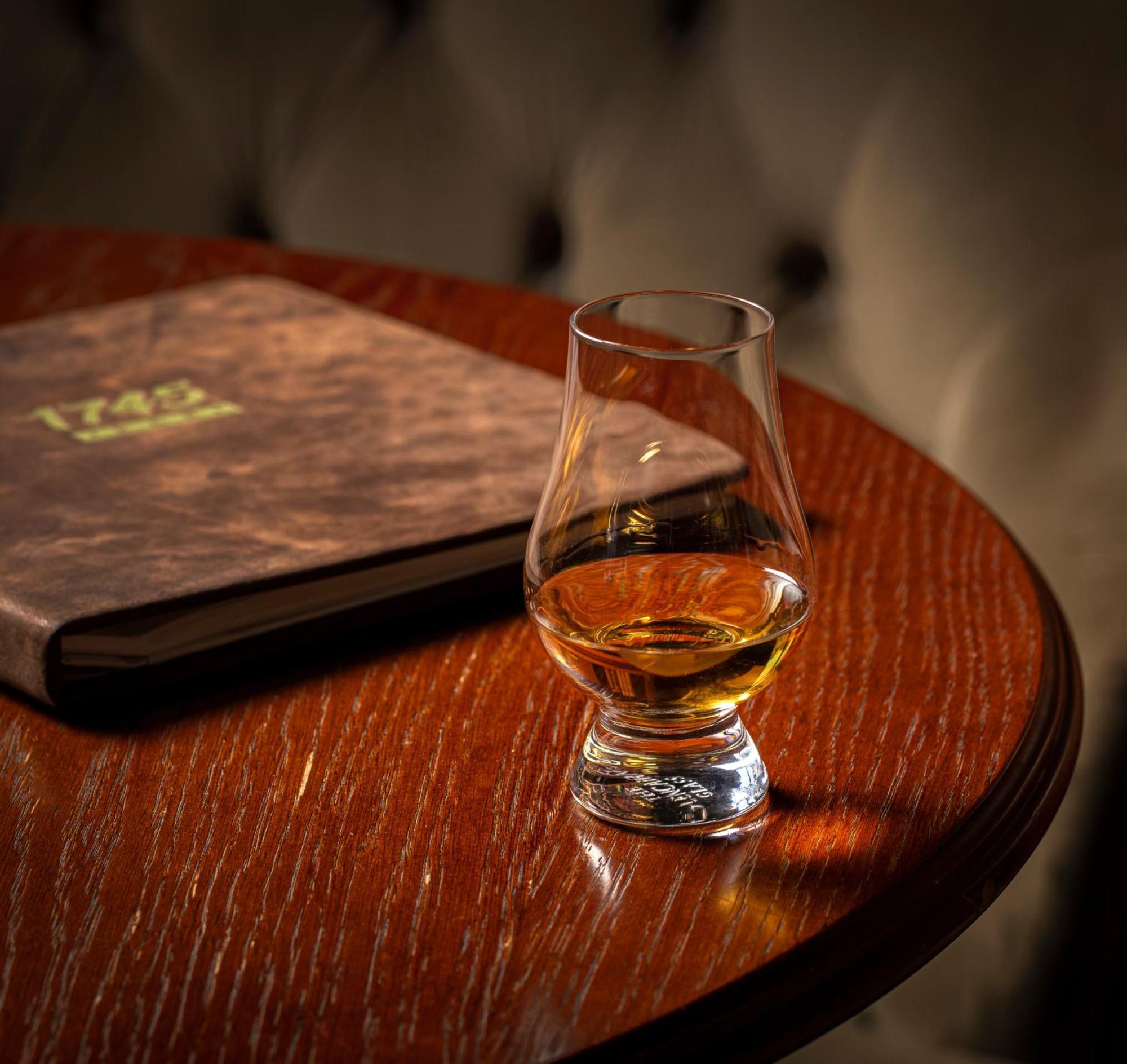 Schloss Roxburghe, Part Of Destination By Hyatt Exteriér fotografie A dram of single malt Scotch whisky