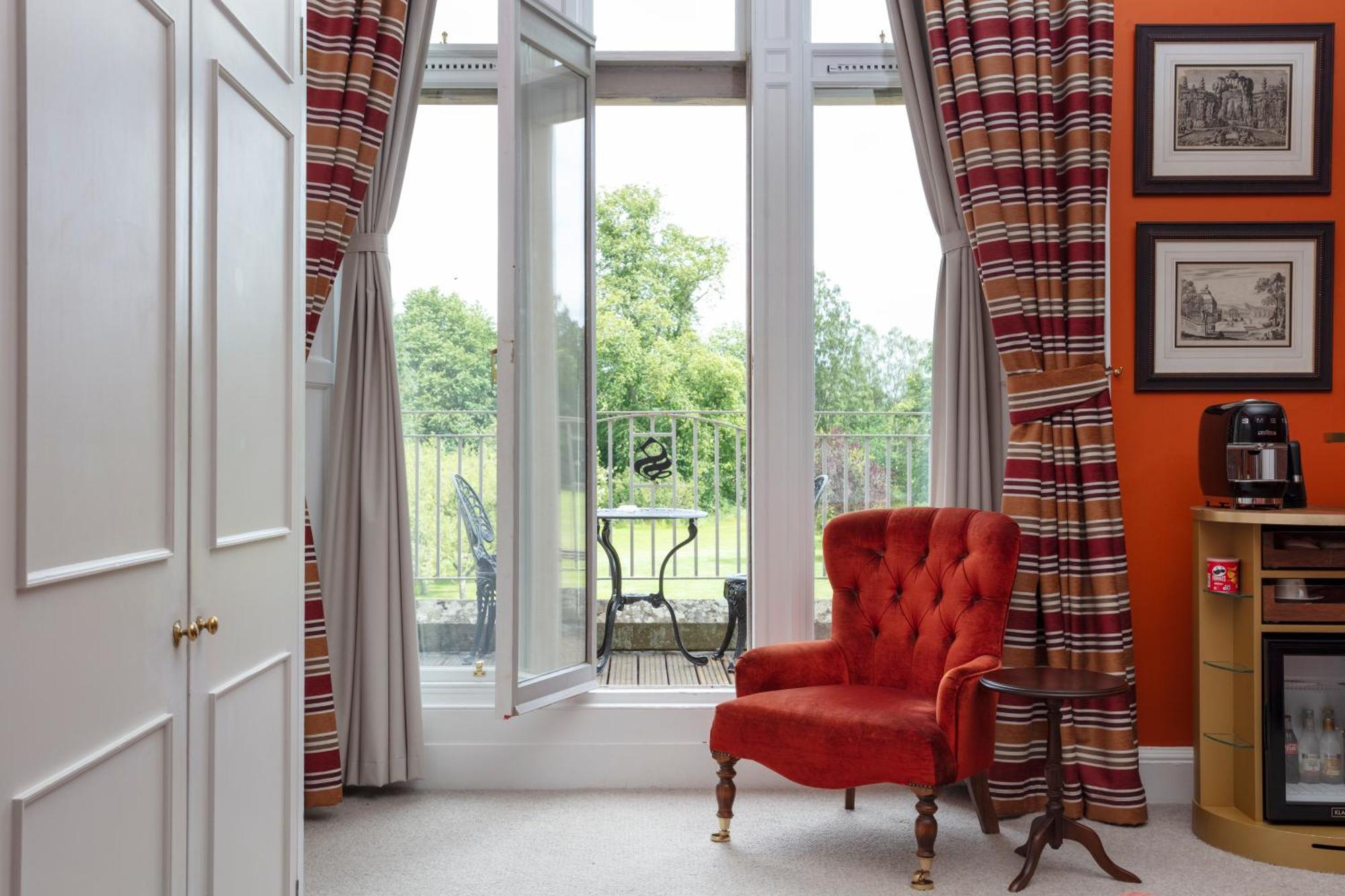 Schloss Roxburghe, Part Of Destination By Hyatt Exteriér fotografie A window with a window seat